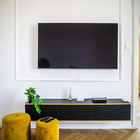 Riverfront Lux Apartment