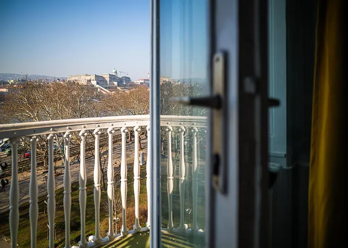 Riverfront Lux Apartment